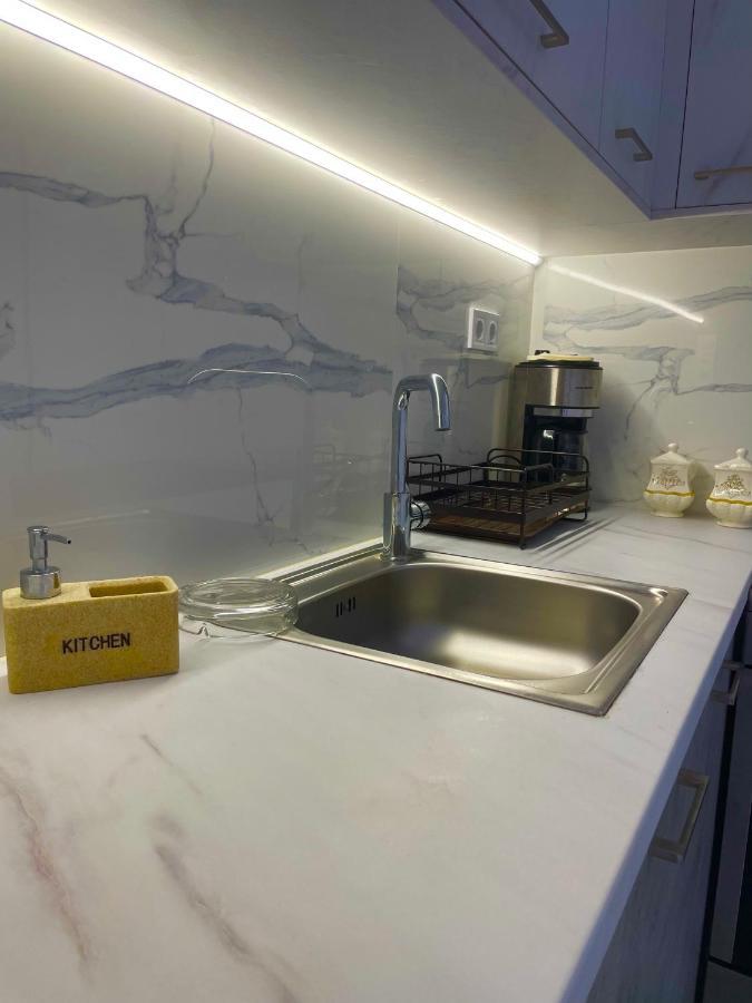 Haris White Apartment Roussospítion Exteriör bild